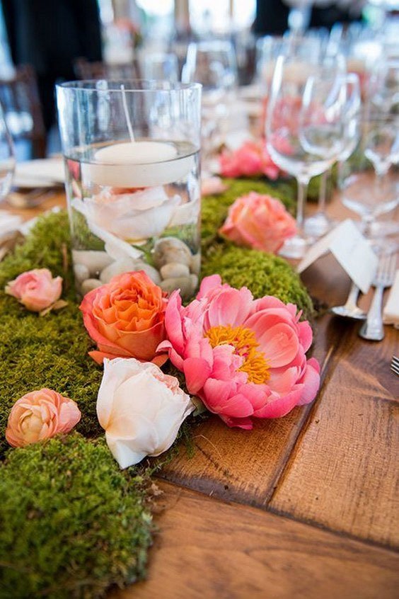 Décor table mariage naturel, chemin de table en mousse, vase en verre avec bougie flottante